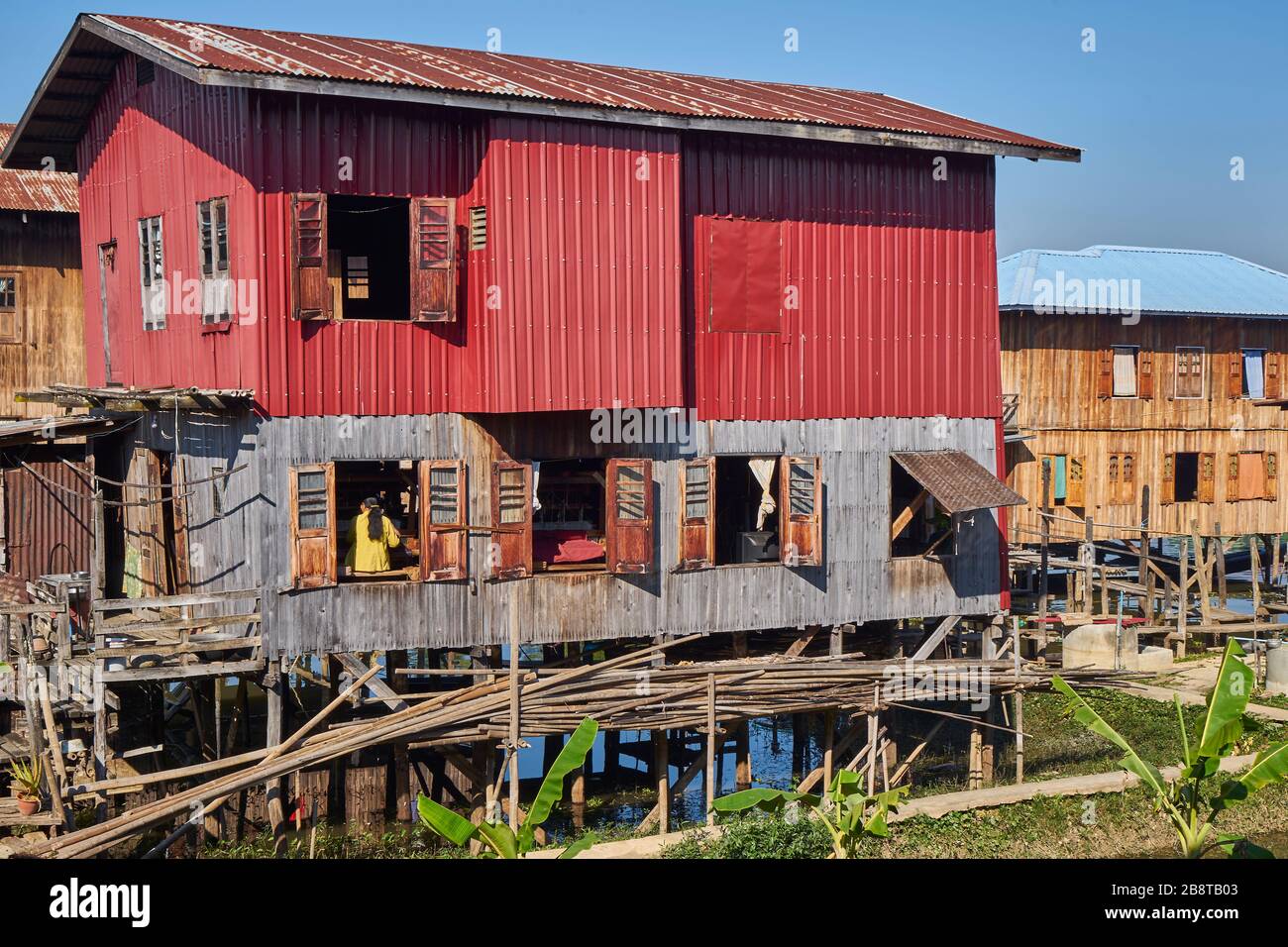 Haus auf Stelzen, Weberei, Intha Pfahldorf Inn Paw Khon, Inle See, Shan-Staat, Myanmar Banque D'Images