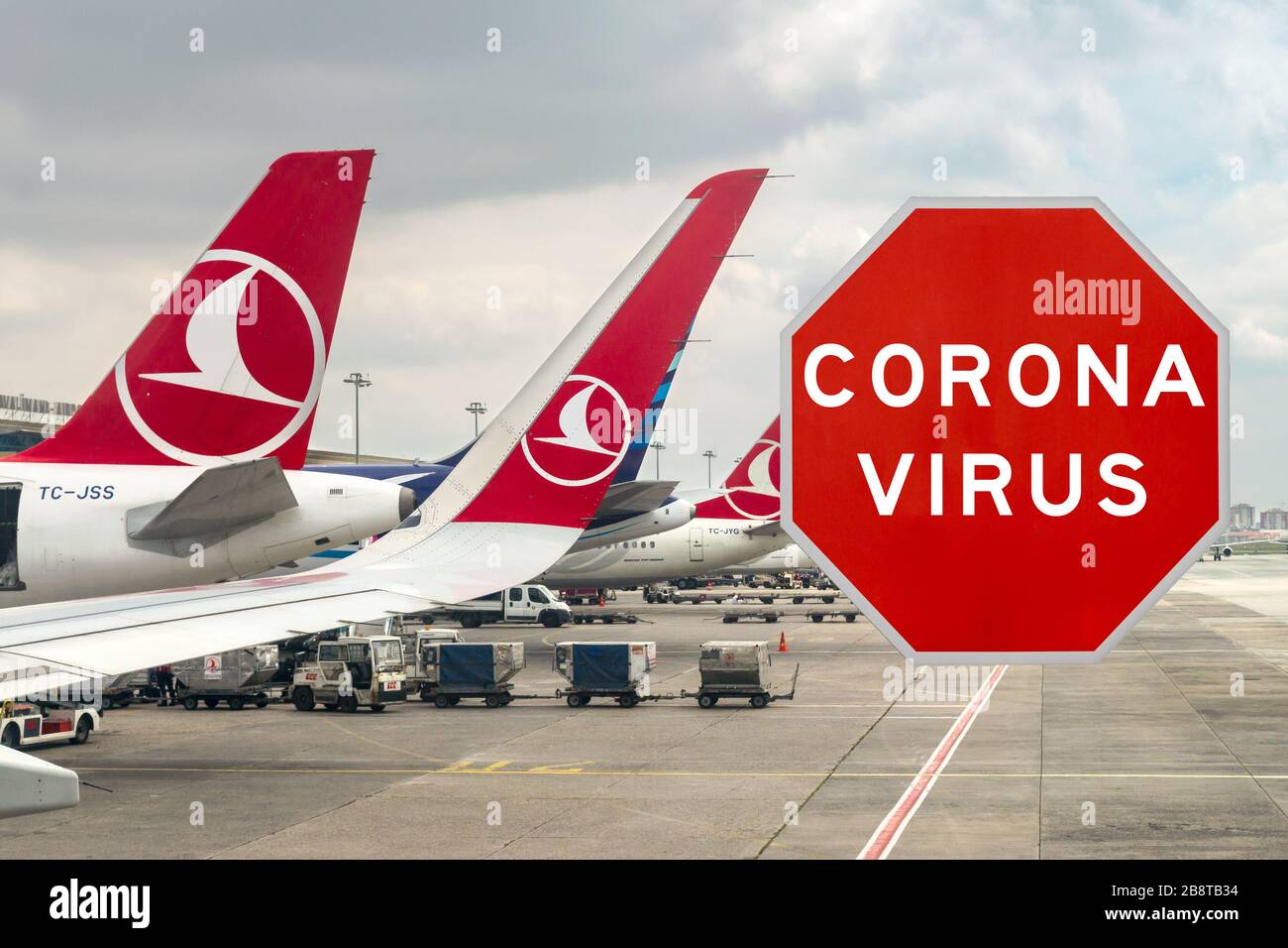 Composite montrant le signe d'avertissement du virus corona devant l'avion Turkish Airlines à l'aéroport d'Istanbul, concept de restriction de voyage Istanbul Ataturk Air Banque D'Images