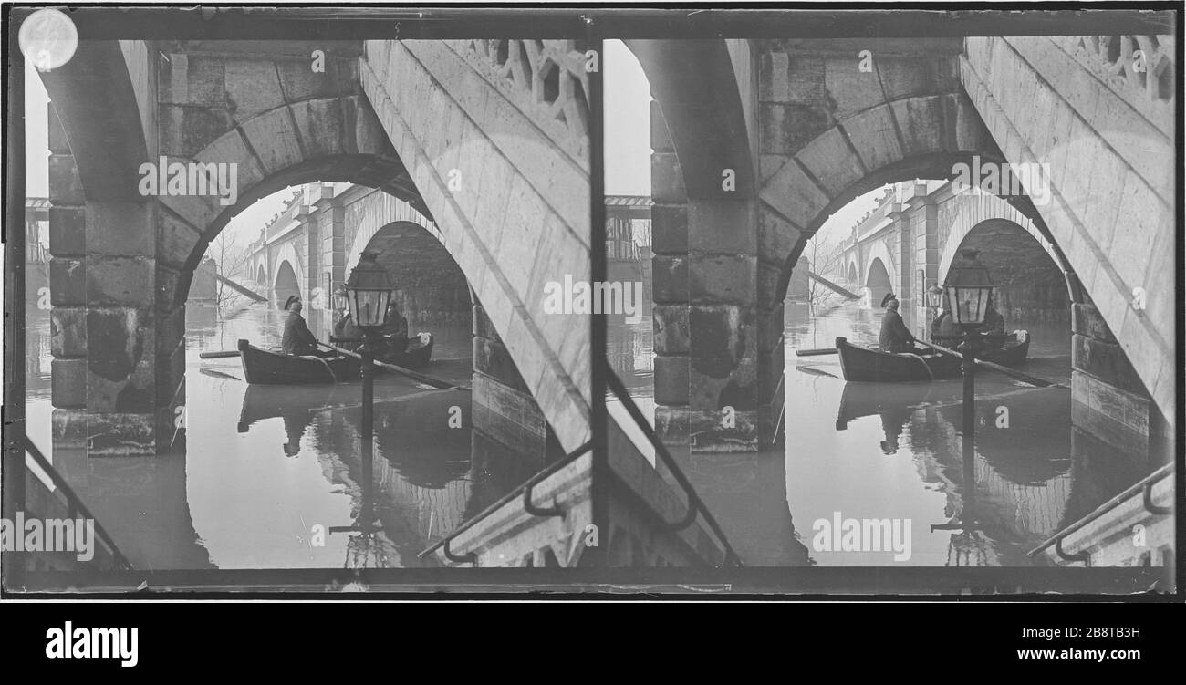 La Cue des personnages de Seine dans une barque sous une arche du pont national (12ème / 13ème arrondissement). Paris. 'Cue de la Seine : personnages dans un bateau à rames sous une arcade du pont National, Paris (XII-XIIIème arr.)'. Photo de Lucien Cresson. Vue stérique : négatif sur plaque de verre au gélatino-bromure d'argent. 1910. Paris, musée Carnavalet. Banque D'Images