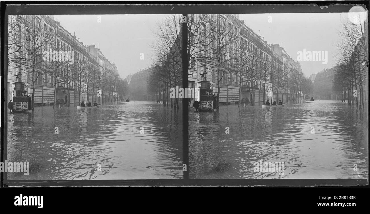 Crue de la Seine Avenue Ledru Rollin inondé de personnes naviguant dans des barques (11ème / 12ème arrondissement). Paris. 'Cue de la Seine : l'avenue Ledru Rollin inondée, avec personnes naviguant en bateaux à rames, Paris (XI et XIIème arr.)'. Photo de Lucien Cresson. Vue stérique : négatif sur plaque de verre au gélatino-bromure d'argent. 1910. Paris, musée Carnavalet. Banque D'Images