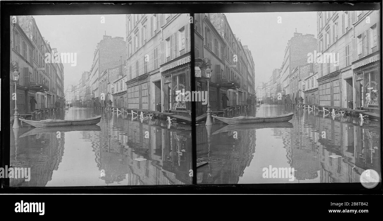 Mar de la Seine : rue inondée Charenton, avec des allées le long de chaque côté (12ème arrondissement, Paris). 'Cue de la Seine : la rue de Charenton inondée, avec passants le long de la plaque côté, Paris (XIIème arr.)'. Photo de Lucien Cresson. Vue stérique : négatif sur plaque de verre au gélatino-bromure d'argent. 1910. Paris, musée Carnavalet. Banque D'Images