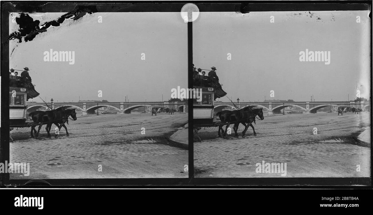 Le pont national et l'autoroute sur le quai (12ème / 13ème arrondissement). Paris. 'Le Pont National et un omnibus à cheval sur le quai, Paris (XII-XIIIème arr.)'. Photo de Lucien Cresson. Vue stérique : négatif sur plaque de verre au gélatino-bromure d'argent. Entre 1900 et 1920. Paris, musée Carnavalet. Banque D'Images