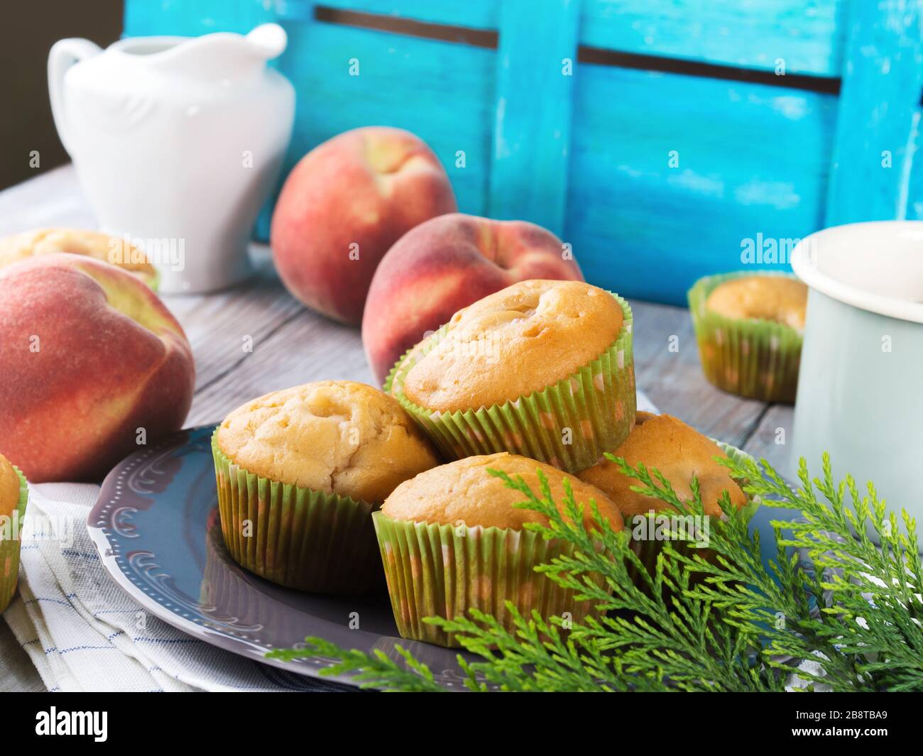 Délicieux muffins aux pommes de pêche à la farine d'épeautre végétalienne Banque D'Images