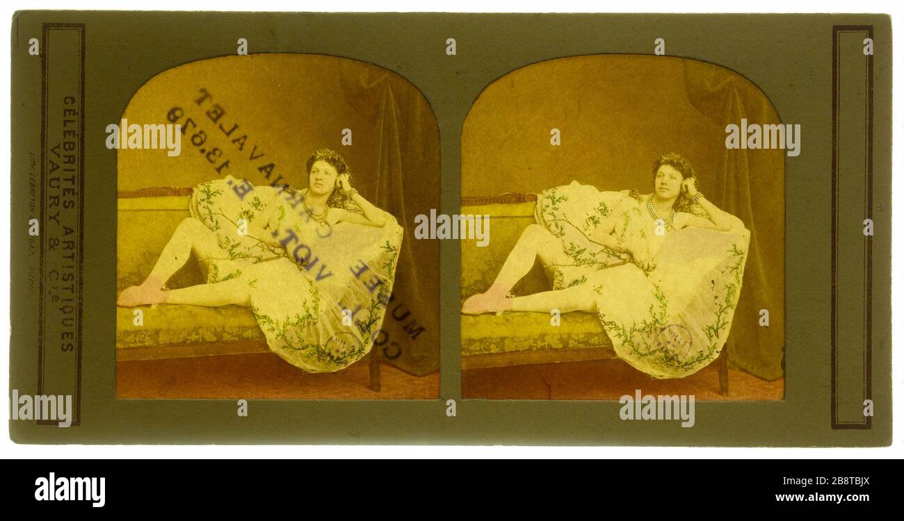 Portrait d'une femme (actrice ou danseuse) sur un canapé. 'Portrait de femme (actrice ou danseuse) sur un canapé'. Photo de Vaurie & Cie. Vue stéréoscopic transparence et collégiée avec tous les jours d'épingle sur la vue de droite. Rage sur papier alluminé. Entre 1865 et 1893. Paris, musée Carnavalet. Banque D'Images