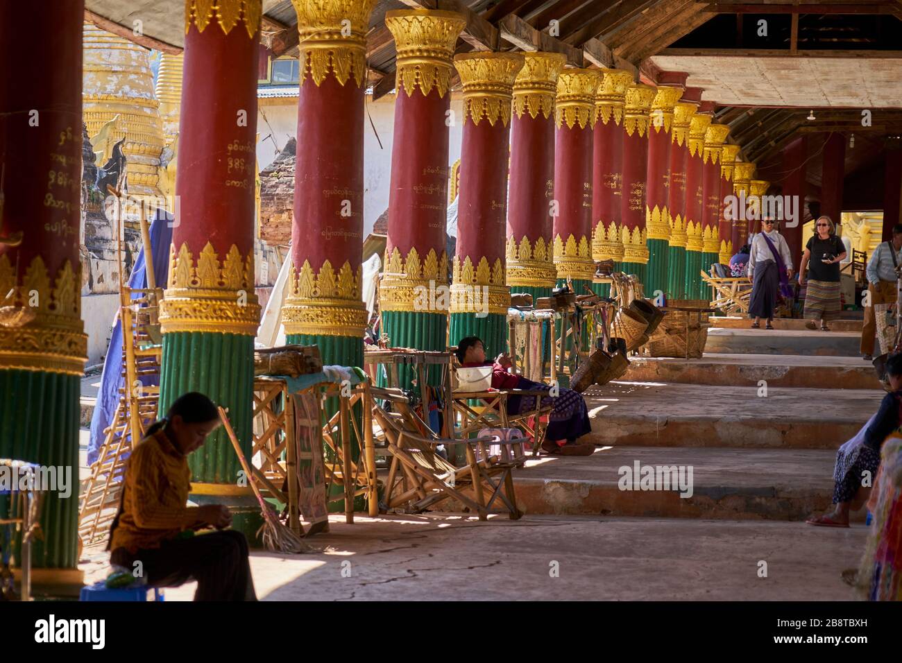 Überdachter Aufgang mit Andenken-Läden, in-Dein-Pagodenwald, Shwe Inn Thein-Pagode, Dorf Indein, Inle See, Shan-Staat, Myanmar Banque D'Images