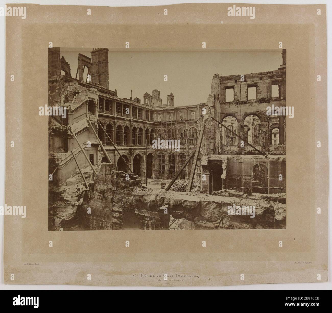 Ruines de la commune 1871. Hôtel de ville, grands salons, 4ème arrondissement, Paris. Ruines de la commune. Hôtel-de-Ville, grand salon des fêtes. Paris (IVème arr.). Photo d'Alphonse Liébert (1827-1914). Papier aluminé. 1871. Paris, musée Carnavalet. Banque D'Images
