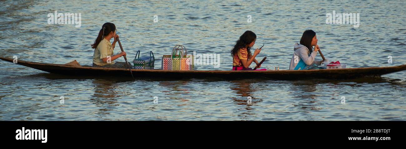 Boot im Hauptkanal des Intha Pfahldorfes Inn Paw Khon, Inle See, Shan-Staat, Myanmar Banque D'Images