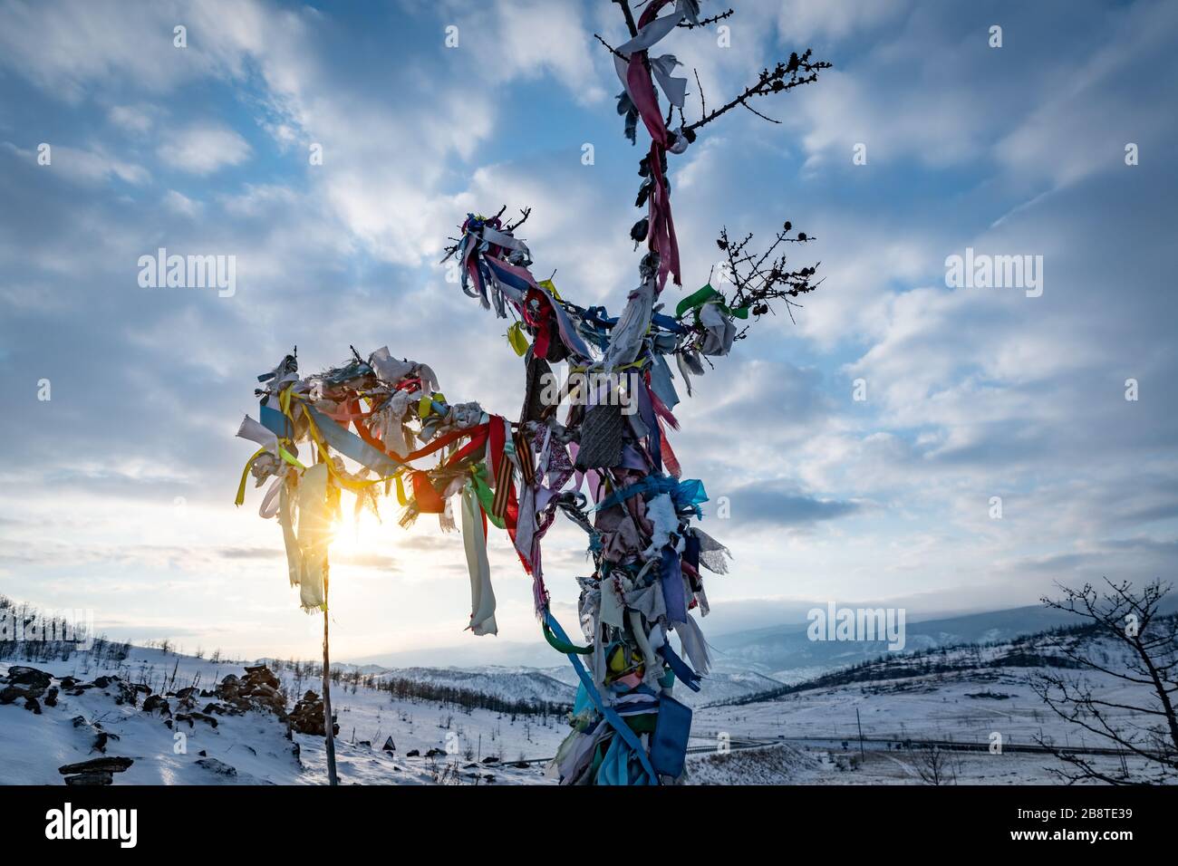 La prière bouddhiste des lumières en hiver, en journée ensoleillée à l'île Ogoy, au lac Baikal, en Russie Banque D'Images