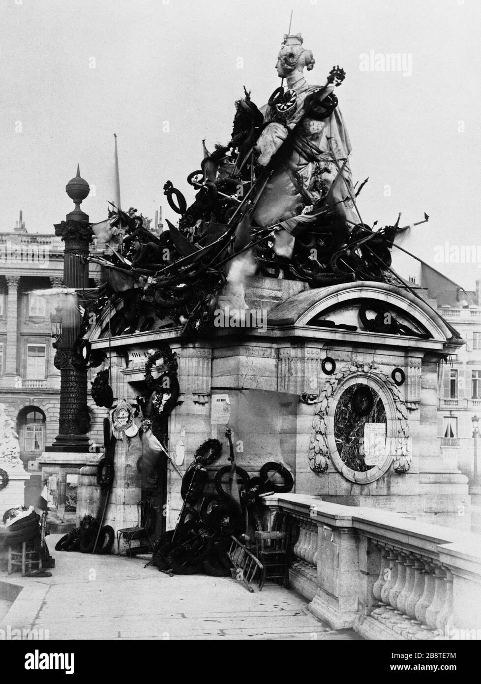 SIÈGE DE PARIS - STATUE STRASBOURG PLACE DE LA CONCORDE vue de la sculpture représentant la ville de Strasbourg, place de la Concorde, 1871. Paris (VIIIème arr.). Photo de Bruno Braquehais. Paris, musée Carnavalet. Banque D'Images