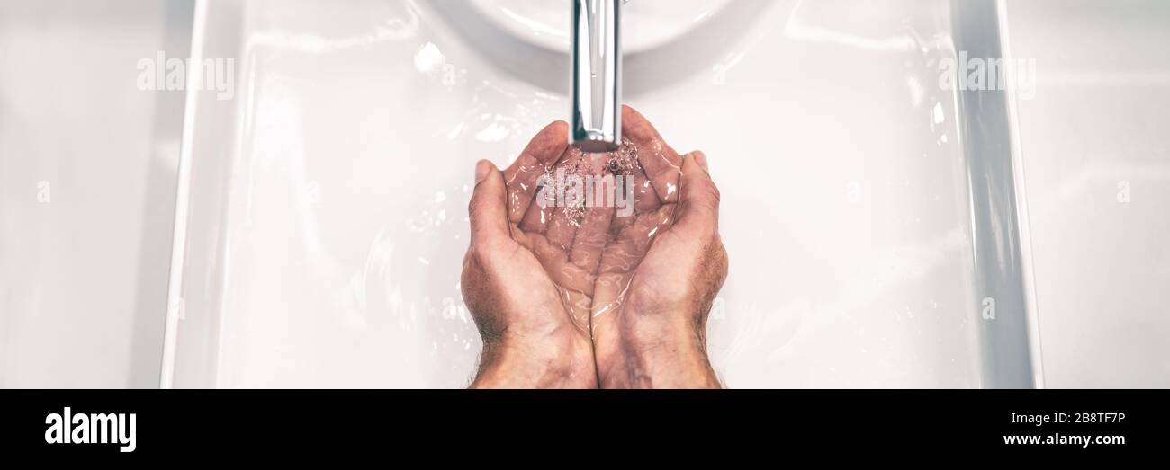COVID-19 prévention des coronavirus se laver les mains avec du savon à l'évier de salle de bains homme hygiène des mains pour le virus corona pandémie précaution par lavage mains Banque D'Images