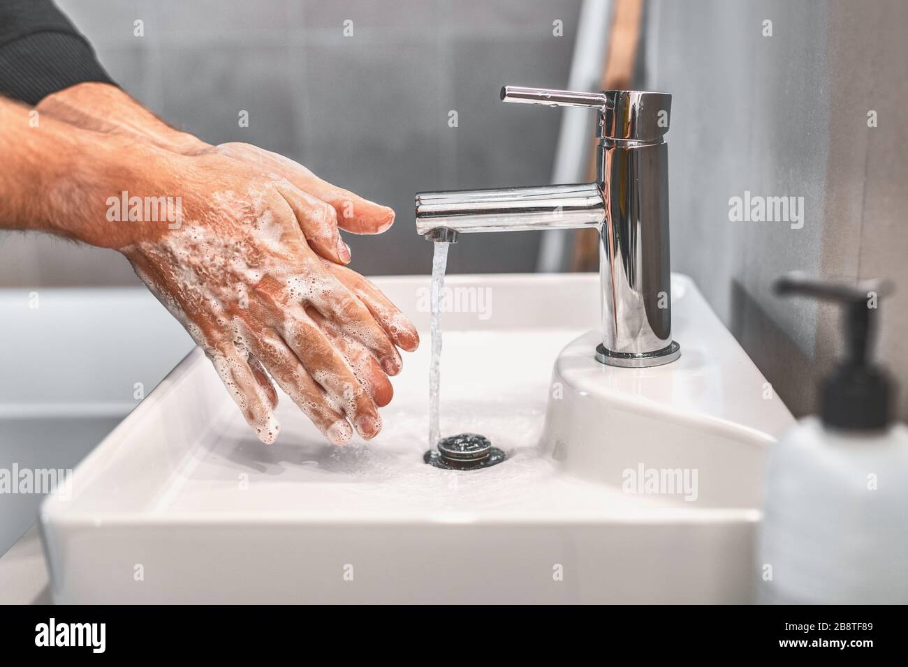 Se laver les mains avec du savon et de l'eau chaude pendant 20 secondes pour prévenir le virus corona COVID-10. Homme de travail pour l'hygiène du virus corona pour arrêter la propagation Banque D'Images