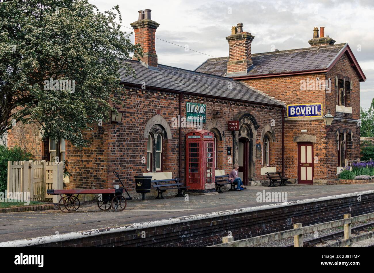 Désutilisée mais restaurée gare historique victorienne Hadlow Road Wirral, Angleterre Royaume-Uni Banque D'Images
