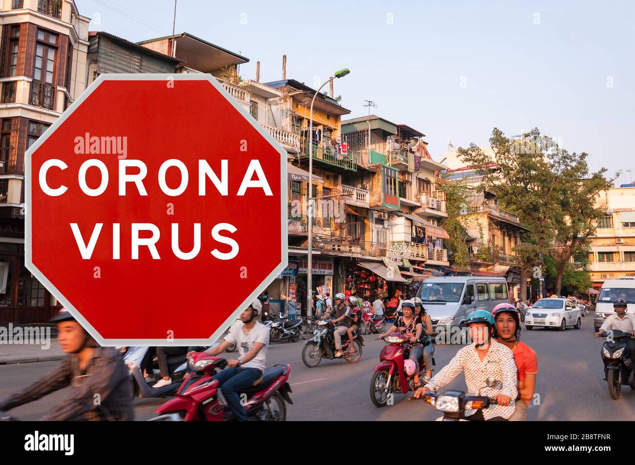 Hanoi, Vietnam - 20 mars 2020: Image conceptuelle avec grand panneau rouge d'avertissement de Coronavirus devant la ville et les locaux, concept de restriction de voyage Banque D'Images