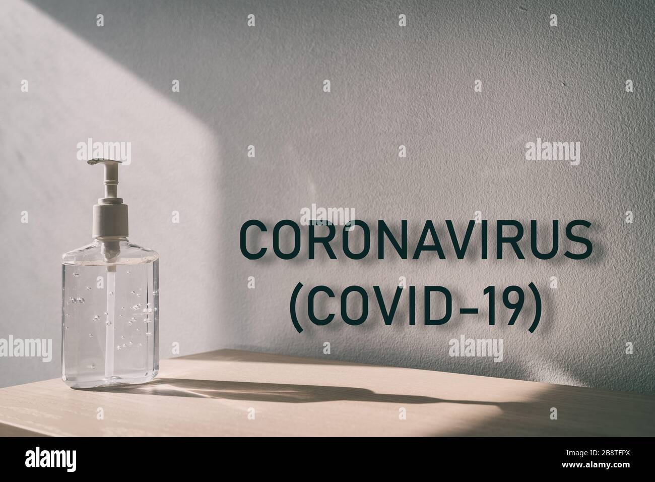 Signe de texte du coronavirus (COVID-19) avec fond de flacon de désinfectant pour les mains pour pandémie mondiale d'épidémie de virus corona Banque D'Images