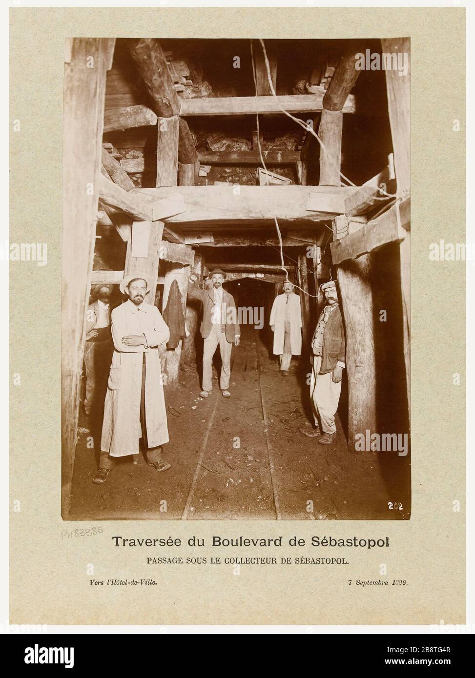 Construction / Métropole ferroviaire / Municipal / Paris Crossing Boulevard Sébastopol / passage sous le collecteur Sébastopol / autour de l'Hôtel de Ville 7 septembre 1899. Construction de la ville métropolitaine ferroviaire de Paris : Maudron, Charles. Construction / du chemin de fer métropolitaine / Ville de Paris / traversée du Boulevard de Sébastopol / passage sous le collecteur de Sébastopol / vers l'Hôtel-de-Ville 7 septembre 1899. 'Construction du chemin de fer métropolitaine municipale de Paris : passage sous le collecteur de Sébastopol, traversée du boulevard de Sébastopol, 1 er, 2 ème, 3 ème et Banque D'Images