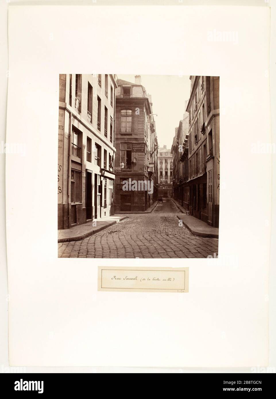 Sauval de rue (du maïs). Sauval Street, vue du Corn Exchange, 1ère arrondissement, Paris Marville, Charles. Rue Sauval (de la halle au blé). 'Rue Sauval, vue pry de la Halle au blé, 1 er arrondissement, Paris'. Rage sur papier alluminé à partir de partir d'un né sur verre au colidion humide. entre 1865-et 1868. Paris, musée Carnavalet. Banque D'Images