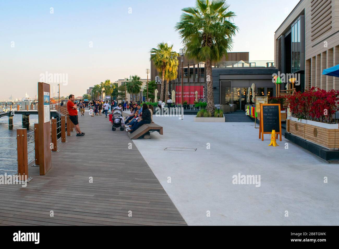 Dubaï / Emirats Arabes Unis - 21 février 2020: Nouveau quartier moderne Al Seef à Bur Dubai avec restaurants, cafés et marina avec yachts bondés. Promenade en bois à Duba Banque D'Images