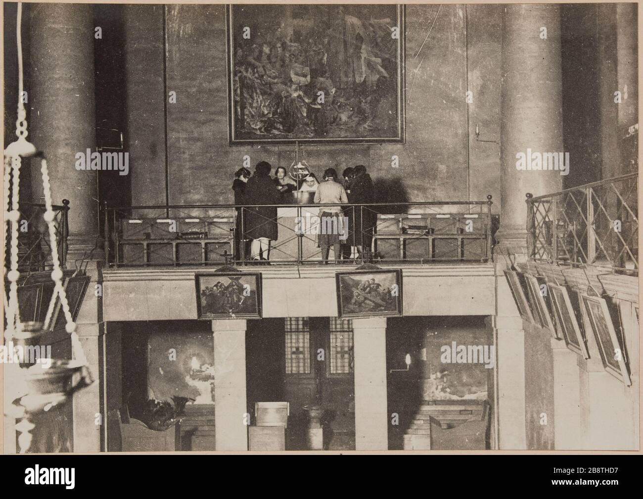 Nun (sœur Monique) et six personnes se répétant autour de l'orgue de la chapelle (vue de face), prison Saint-Lazare, prison pour femmes, 107 rue du Faubourg Saint-Denis, 10ème arrondissement, Paris. Religieuse (auteur Monique) et six membres actifs autor de l'orgue de la chapelle (vue de face), prison Saint-Lazare, maison d'arrêt pour femme, 107 rue du Faubourg-Saint-Denis. Paris (Xème arr.). Photographie d'Henri Manuel (1874-1947). Rage gélatino-argentiques au bromure sur papier, collage sur une page d'album cartonnée. Agrandisation d’après une plaque négative sur verre. 1929. Paris, musée Carnavalet. Banque D'Images
