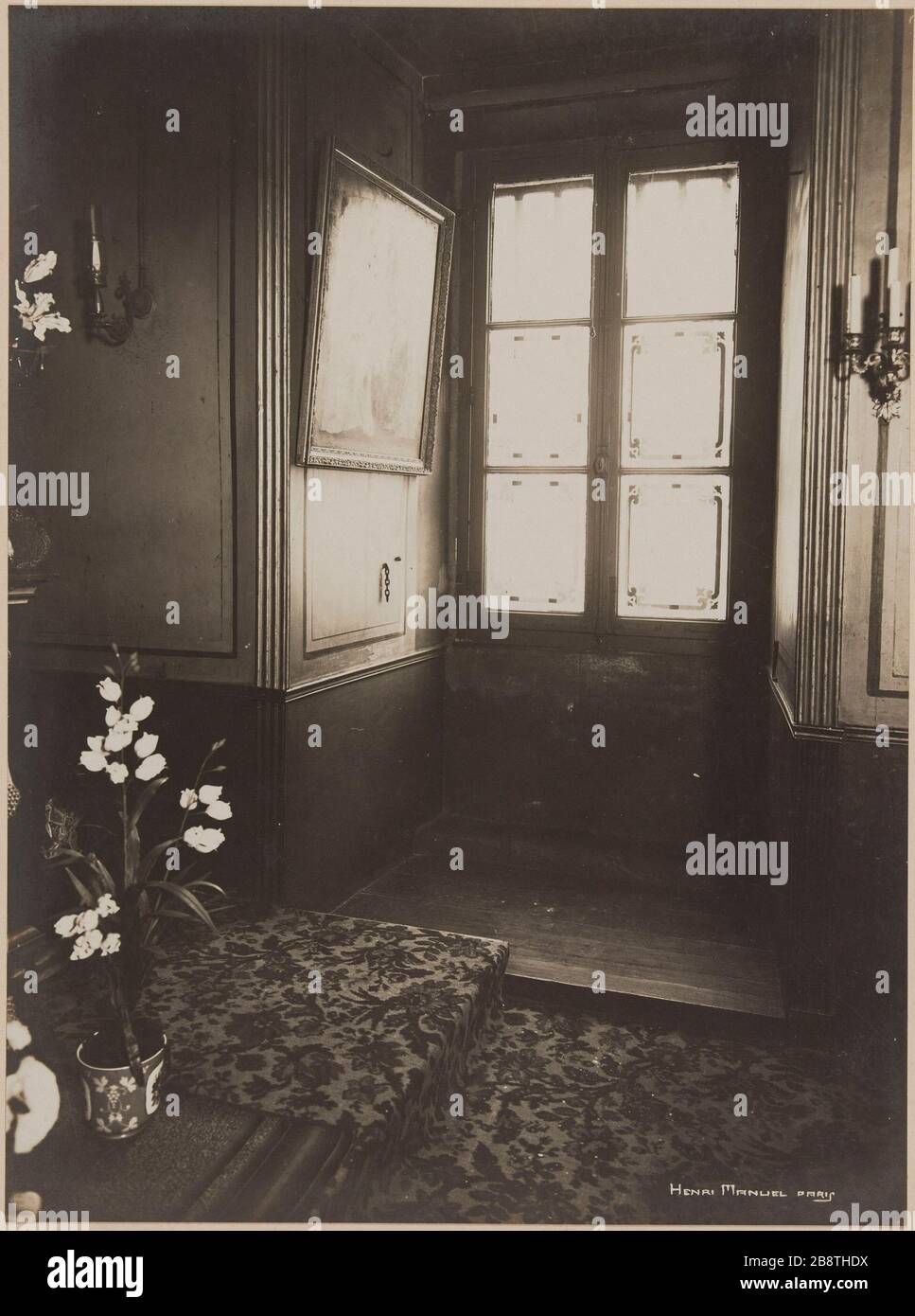 Vue intérieure de la chapelle, fleurs en premier plan, prison Saint-Lazare, prison pour femmes, 107 rue du Faubourg Saint-Denis, 10ème arrondissement, Paris .. Vue supérieure d’une fenêtre de la petite chapelle, fleurs au premier plan, prison Saint-Lazare, maison d’arrêt pour femme, 107 rue du Faubourg-Saint-Denis. Paris (Xème arr.). Photographie d'Henri Manuel (1874-1947). Rage gélatino-argentiques au bromure sur papier, collage sur une page d'album cartonnée. Agrandisation d’après une plaque négative sur verre. 1929-1931. Paris, musée Carnavalet. Banque D'Images