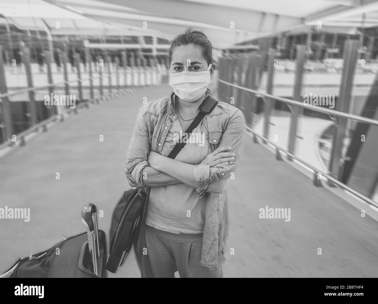 Interdiction et restrictions de voyage liées à l'éclosion de coronavirus. Voyageur homme avec masque de face à l'aéroport international affecté par l'annulation de vol. COVID-19 pande Banque D'Images