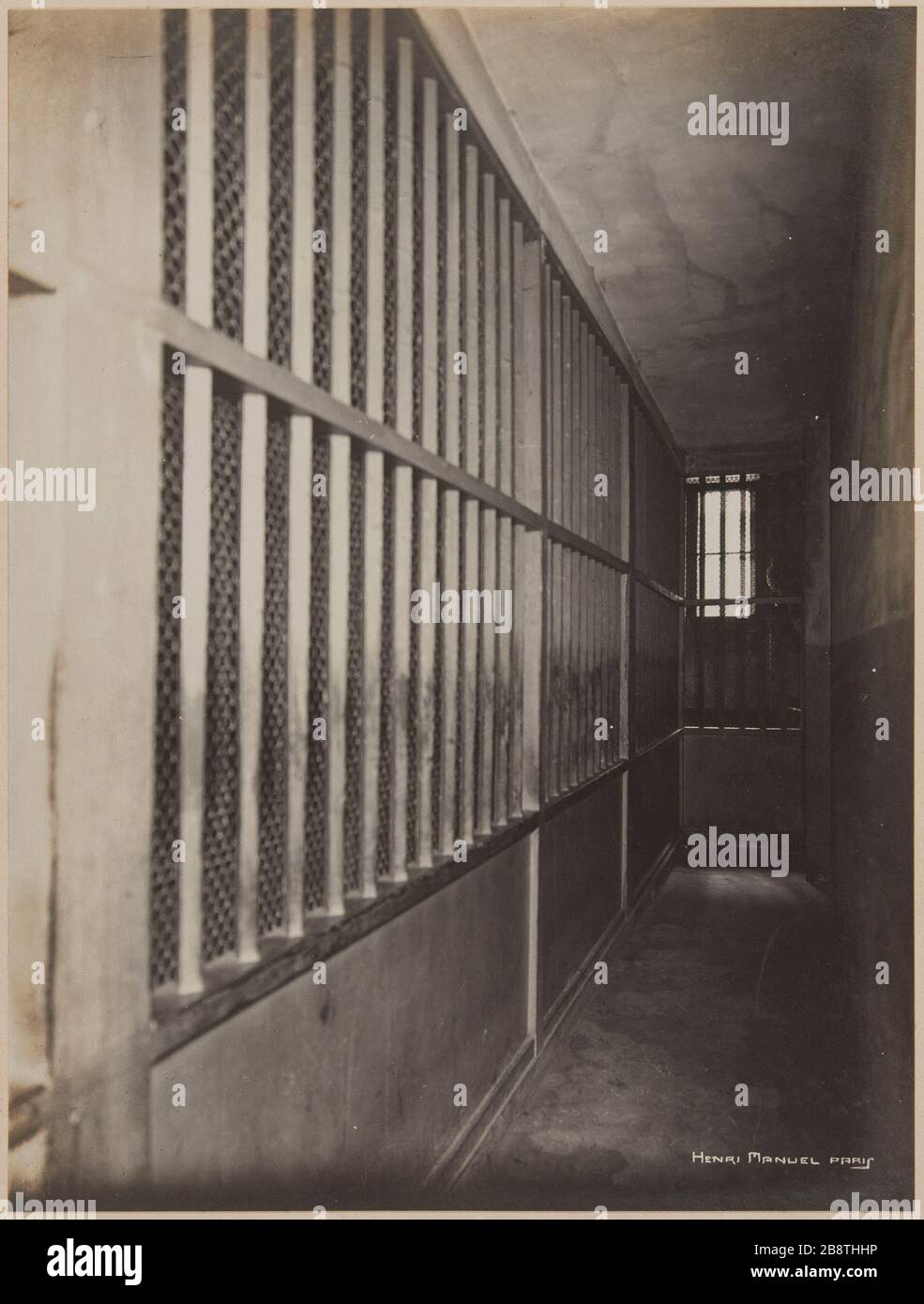 Way Round cellules prison Saint-Lazare prison pour femmes, 107 rue du Faubourg Saint-Denis, 10ème arrondissement, Paris. Chemin de ronde des cellules de la 'Ménagerie', prison Saint-Lazare, maison d'arrêt pour femme, 107 rue du Faubourg-Saint-Denis. Paris (Xème arr.). Photographie d'Henri Manuel (1874-1947). Rage gélatino-argentiques au bromure sur papier, collage sur une page d'album cartonnée. Agrandisation d’après une plaque négative sur verre. 1929-1931. Paris, musée Carnavalet. Banque D'Images