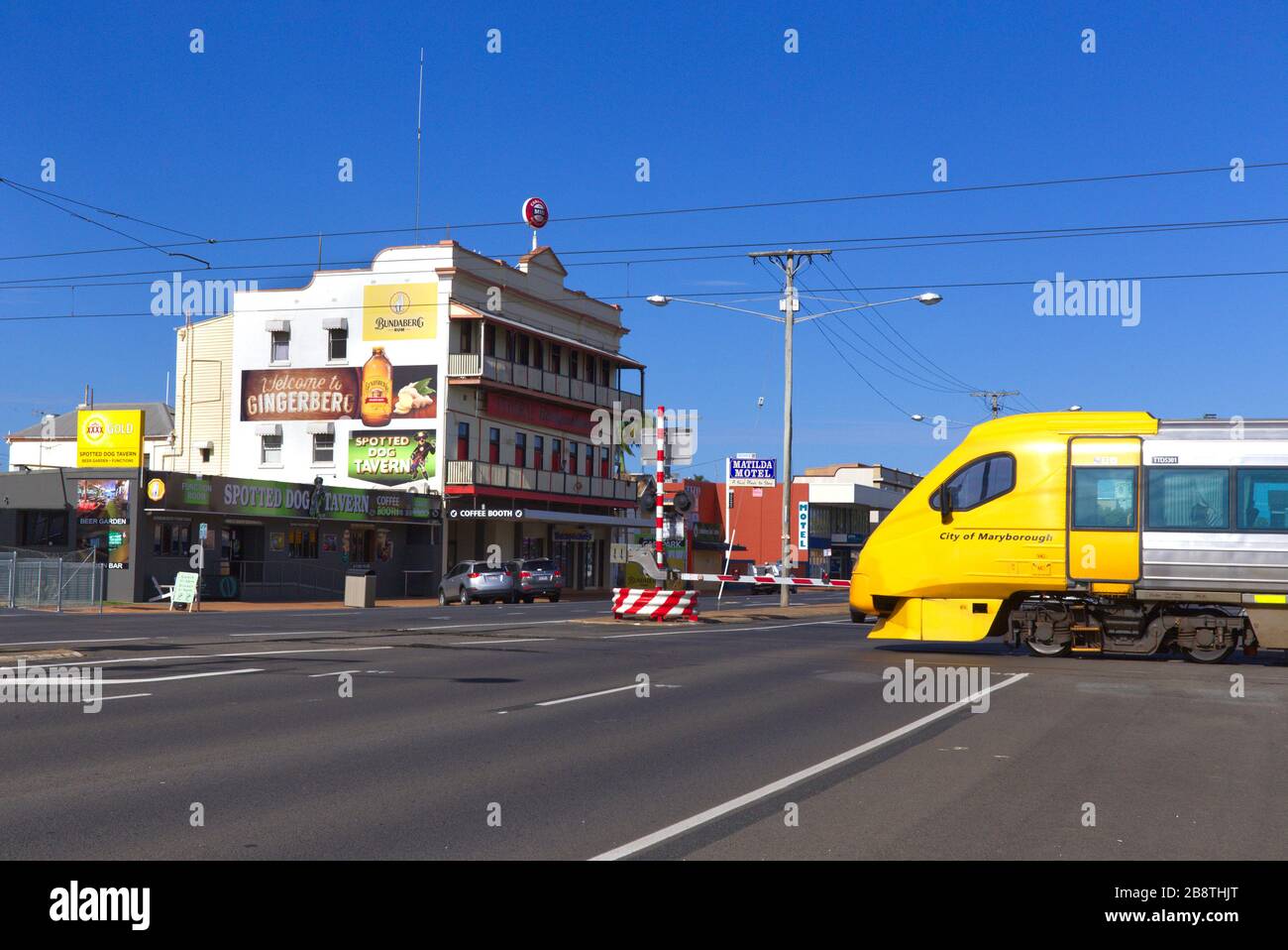 Queensland Rail Tilt train traversant Bourbong Street à Bundaberg Queensland Australie Banque D'Images