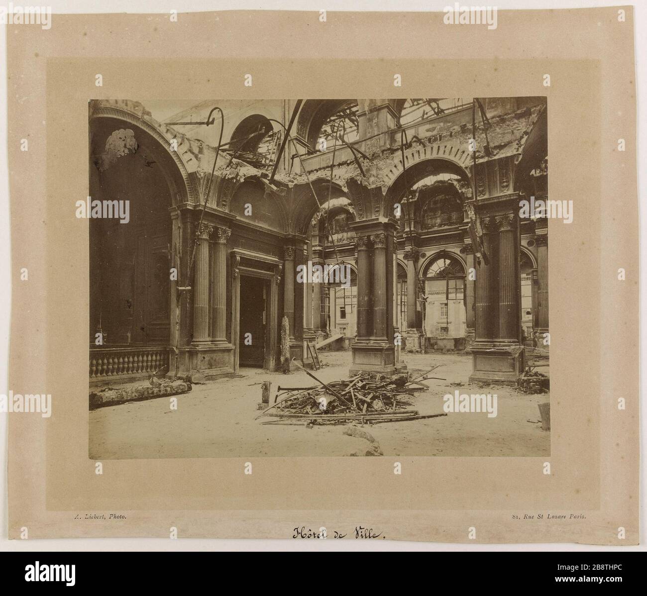 Ruines de la commune 1871. Hôtel de ville, grands salons, 4ème arrondissement, Paris. Ruines de la commune. Hôtel-de-Ville, grand salon des fêtes. Paris (IVème arr.). Photo d'Alphonse Liébert (1827-1914). Papier aluminé. 1871. Paris, musée Carnavalet. Banque D'Images