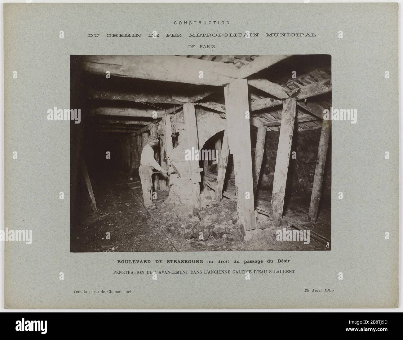 Construction de la ville métropolitaine ferroviaire de Paris, boulevard de Strasbourg, droit de désir, pénétration dans la vieille galerie d'eau Saint-Laurent, à la porte d'Orléans, 29 avril 1905, 10 arrondissement, Paris. Construction de la ville métropolitaine ferroviaire de Paris, boulevard de Strasbourg, pour vouloir le droit de passage, pénétration du progrès dans la vieille galerie d'eau Saint-Laurent, à la porte d'Orléans, 29 avril 1905 Construction du chemin de fer métropolitaine municipale de Paris, boulevard de Strasbourg, au droit de passage du désir, pénétration de l'avancement Banque D'Images