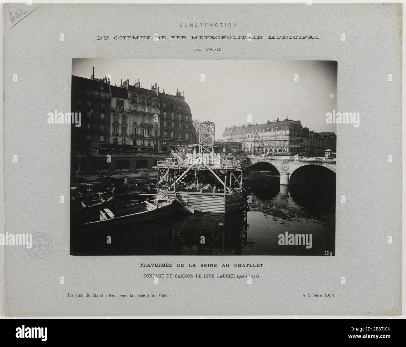 Construction de la ville métropolitaine de Paris, traversée de la Seine à Chatelet, naufrage du côté gauche du caisson (armes légères), le Nouveau marché du quai de la porte Saint-Michel, 5ème arrondissement, Paris, 9 octobre 1906. Construction la ville métropolitaine de Paris, traversant la Seine à Chatelet, coulant le côté gauche du caisson (armes légères), le nouveau marché du quai de la porte Saint-Michel, 9 octobre 1906 Construction du chemin de fer métropolitaine municipale de Paris, traversée de la Seine au Châtelet, Fonçage du caisson de rive gauche (petits soutiens-gorge), du quai du marché neuf ve ve Banque D'Images