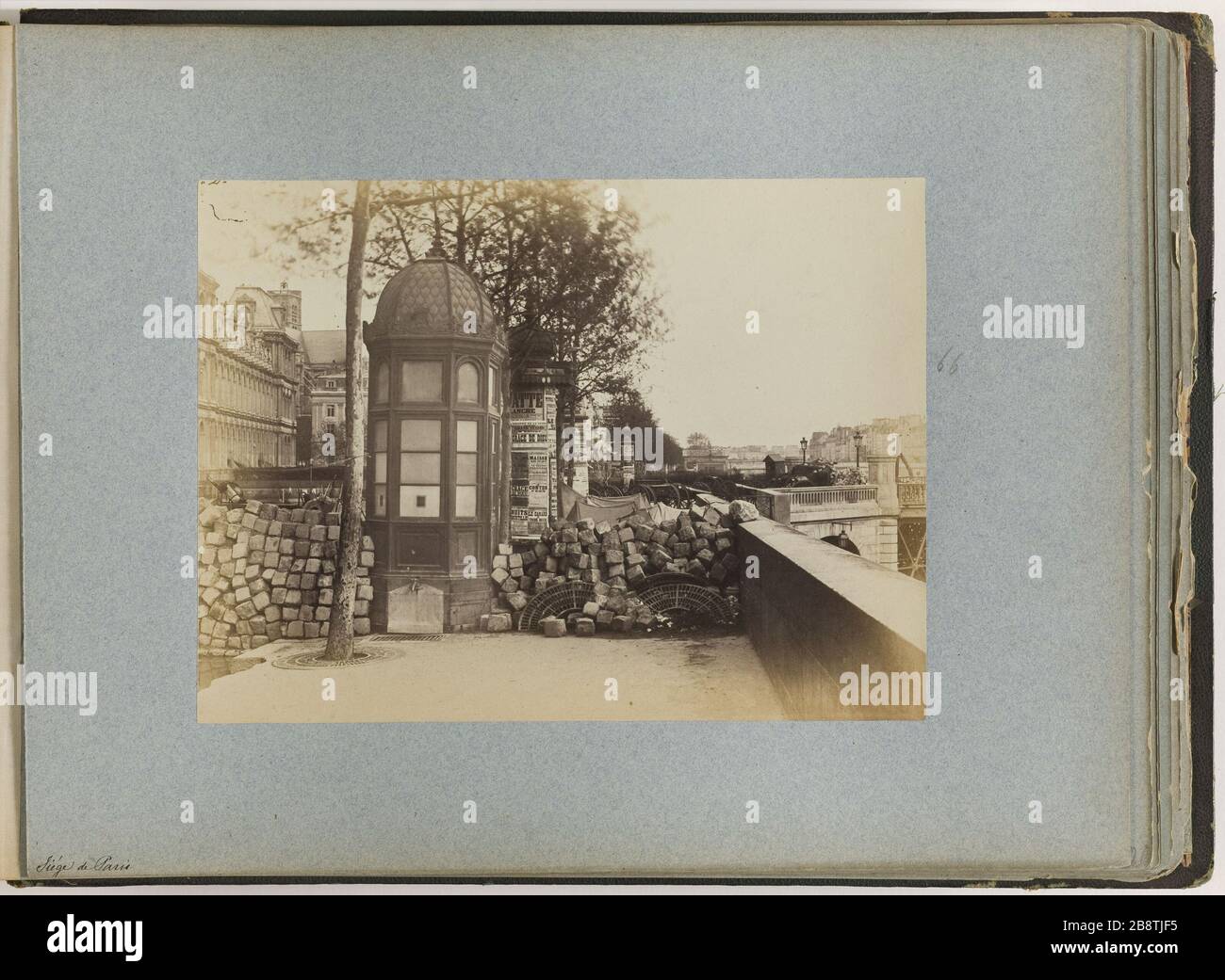 BARRICADE LA PAROLE MENILMONTANT Barricade de la chaussée Ménilmontant. Paris (XXème arr.). Photographie anonyme, 18 mars 1871. Paris, musée Carnavalet. Banque D'Images