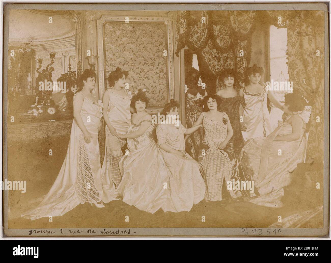 Groupes de neuf prostituées se posant dans un salon d'un brothel, 2 London Street, 8ème arrondissement, Paris. Groupe 2 London Street Groupes de neuf prostituées postant dans un salon d'une maison close, 2 rue de Londres. Paris (VIIIème arr.). Groupe 2 rue de Londres. Photographie anonyme. Gélatino-chlorure d'argent. Vers 1900-1900. Paris, musée Carnavalet. Banque D'Images