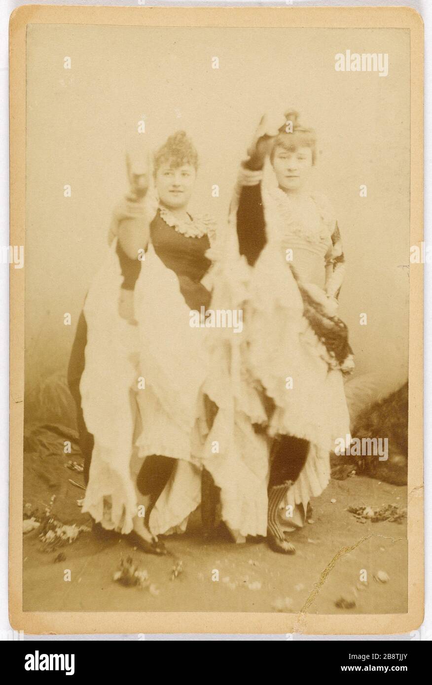 Portrait d'une danseuse Louise Weber (1866-1929) connue sous le nom de la Goulue (à droite) danseuse cancan. Portrait d’une danseuse et de Louise Weber (1866-1929) dite la Goulue (à droite) en danseuse de French cancan. Photographie anonyme pry en studio. Rage sur papier alluminé. Paris, musée Carnavalet. Banque D'Images