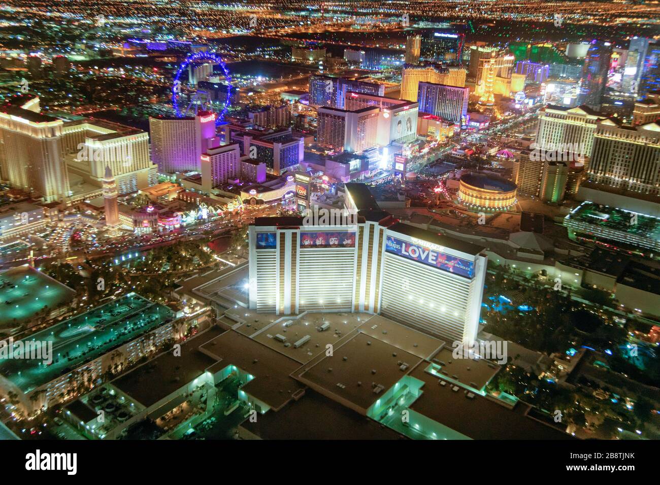 LAS VEGAS, NV - 30 JUIN 2018 : feux de nuit du Strip depuis l'hélicoptère. Las Vegas est une destination de jeu célèbre. Banque D'Images