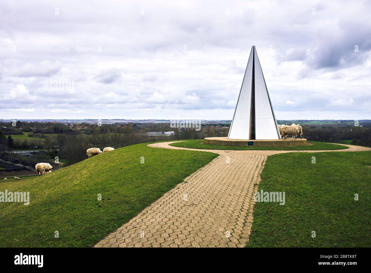 Pacage de moutons à Campbell Park à côté de Milton Keynes art extérieur par Liniane Lijn Banque D'Images