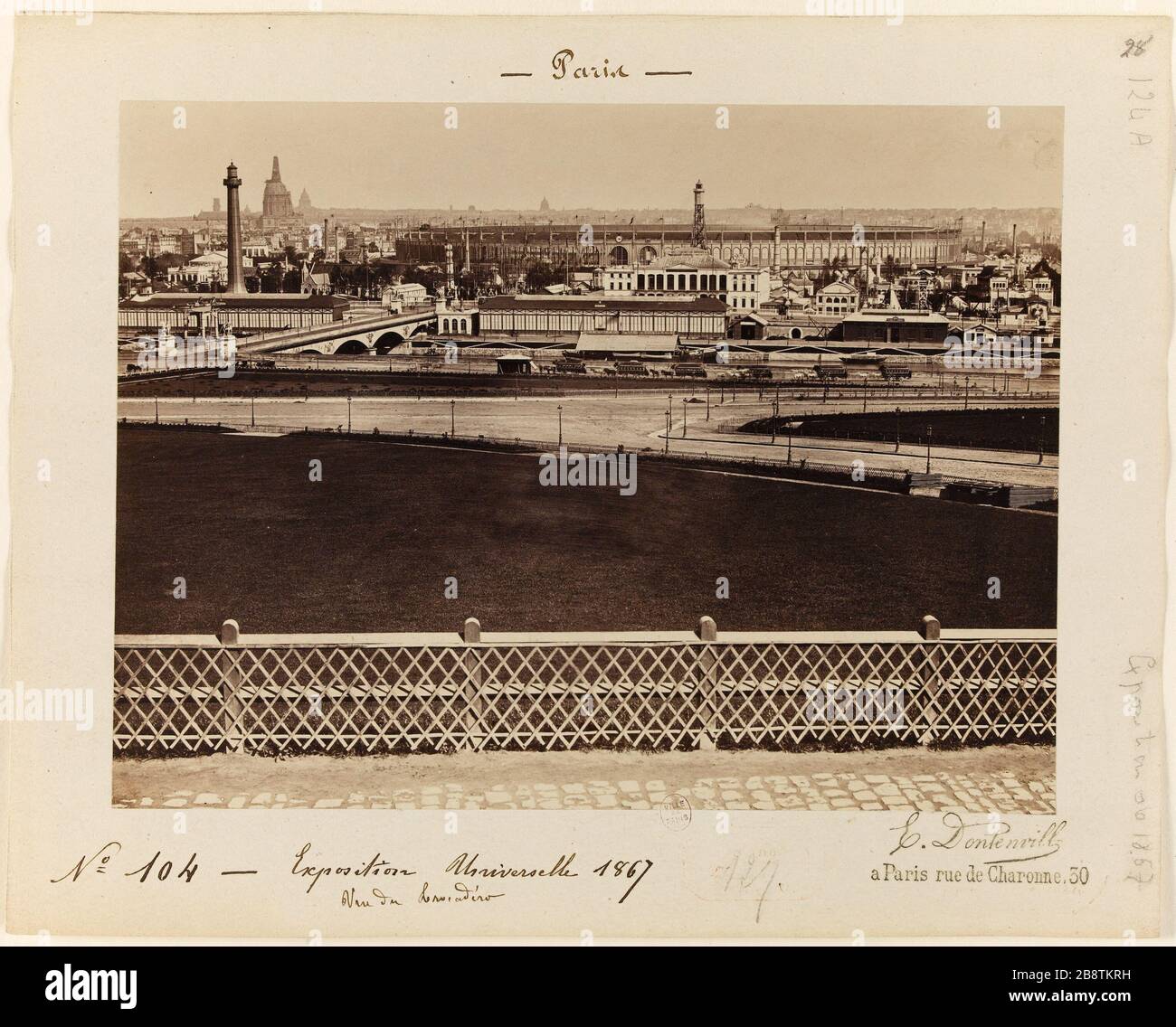 Vue sur l'exposition universelle de 1867, du Trocadéro, 7ème arrondissement, Paris. Paris. Exposition universelle 1867 (vue du Trocadéro) vue de l'exposition universelle de 1867, dépuis le Trocadéro, Paris (VIIIème arr.). Photo d'Edouard Dontenville ou Dontenvill. Rage sur papier alluminé. Paris, musée Carnavalet. Banque D'Images