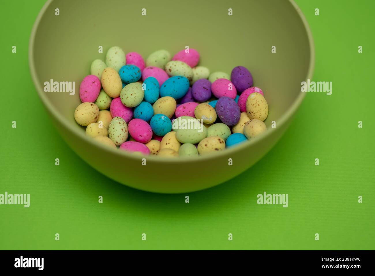 Mini œufs de pâques dans le bol Banque D'Images