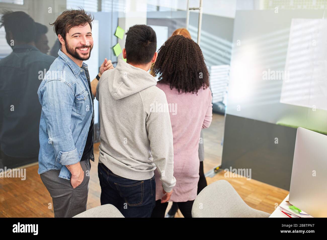 L'homme en tant qu'étudiant ou stagiaire avec des collègues dans une formation ou un atelier Banque D'Images
