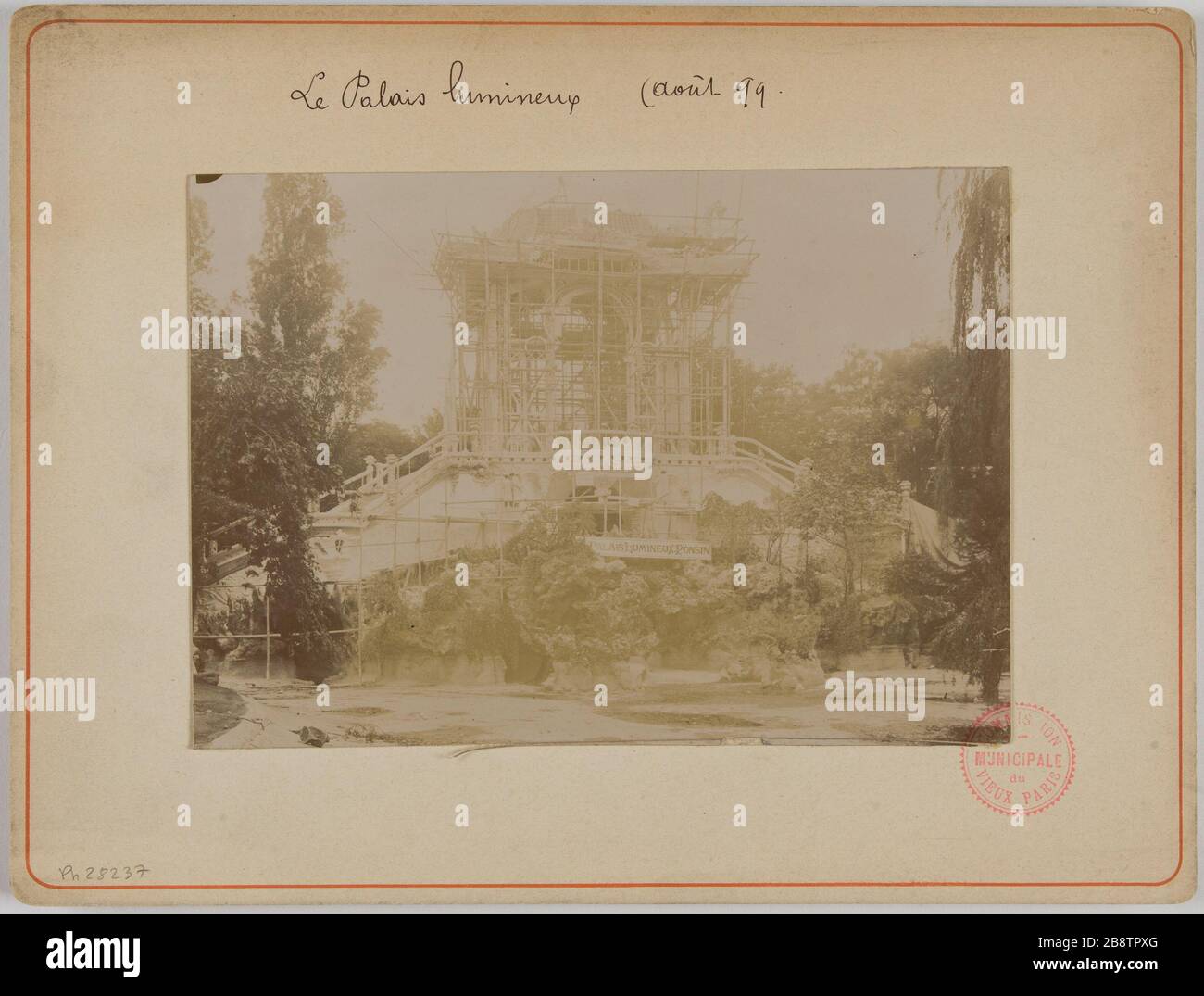 Le Palais lumineux - Août 1899. Le Palais lumineux, 1900 Foire mondiale, au pied de la Tour Eiffel, champ de Mars, 7ème arrondissement, Paris. Exposition universelle de 1900. La Palais lumineux au pied de la Tour Eiffel, champ-de-Mars. Paris (VIIIème arr.). Photo d'Albert Brichaut. Rage au gélatino-chlorure d'argent, 1899. Paris, musée Carnavalet. Banque D'Images