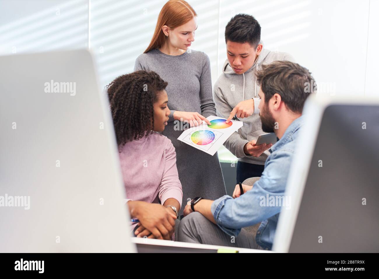L'équipe de développement Web créatif discute de la conception de couleurs pour un site Web Banque D'Images