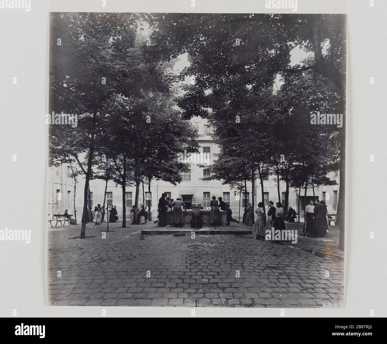 FEMMES MACHINE À LAVER DE PREMIÈRE COUR FAITE PAR LA CONSTRUCTION DE L'ANCIEN COUVENT DE LA MISSION, PRISON SAINT-LAZARE (RÉSIDENCE SURVEILLÉE), RUE DU FAUBOURG SAINT-DENIS, 10ÈME ARRONDISSEMENT femmes lavant du linge, première cour formée par les anciens piliers de couvent de la mission, prison Saint-Lazare (maison d'arrêt), rue du Faubourg Saint-Denis. Paris, 10ème arr., vers 1910. Photo de la préfecture de police. Paris, musée Carnavalet. Banque D'Images