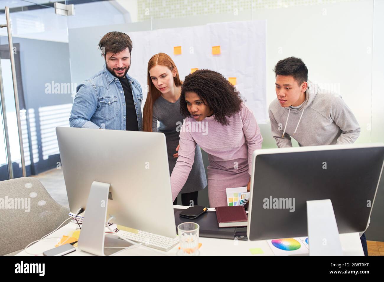 L'équipe Web designer sur le PC pendant le développement Web créatif pour un projet de conception Banque D'Images