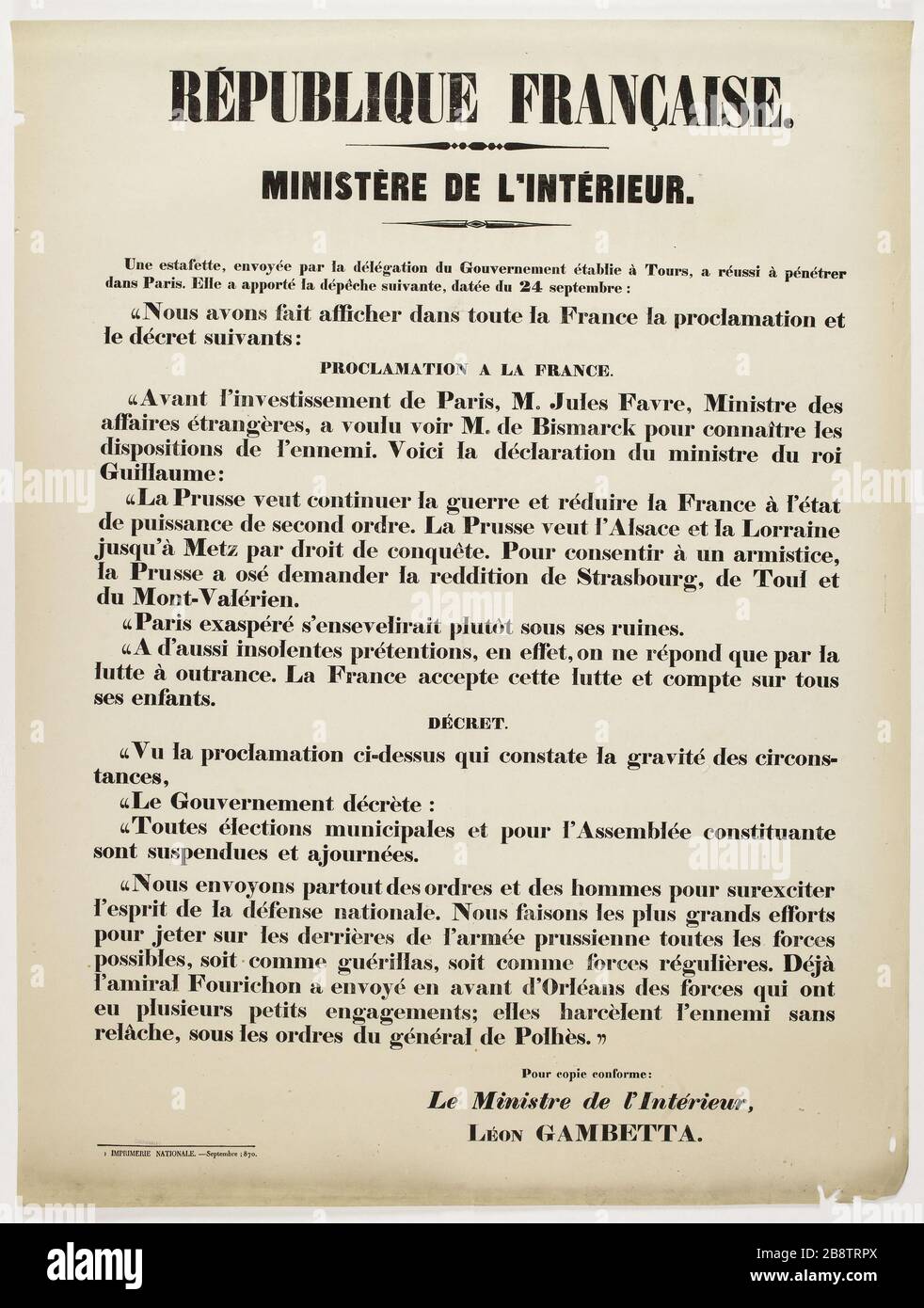 RÉPUBLIQUE FRANÇAISE. MINISTÈRE DE L'INTÉRIEUR. Un coursier envoyé par la délégation du gouvernement créée à Tours a réussi à entrer à Paris. Guerre 1870-1871. Léon Gambetta (1838-1882). Fiche du décret relatif à la suspension et à l'ajourement de toutes les élections, tant municipales que pour l'assemblée constituante. Typographie, 1870. Imprimeur imprimerie nationale. Paris, musée Carnavalet. Banque D'Images