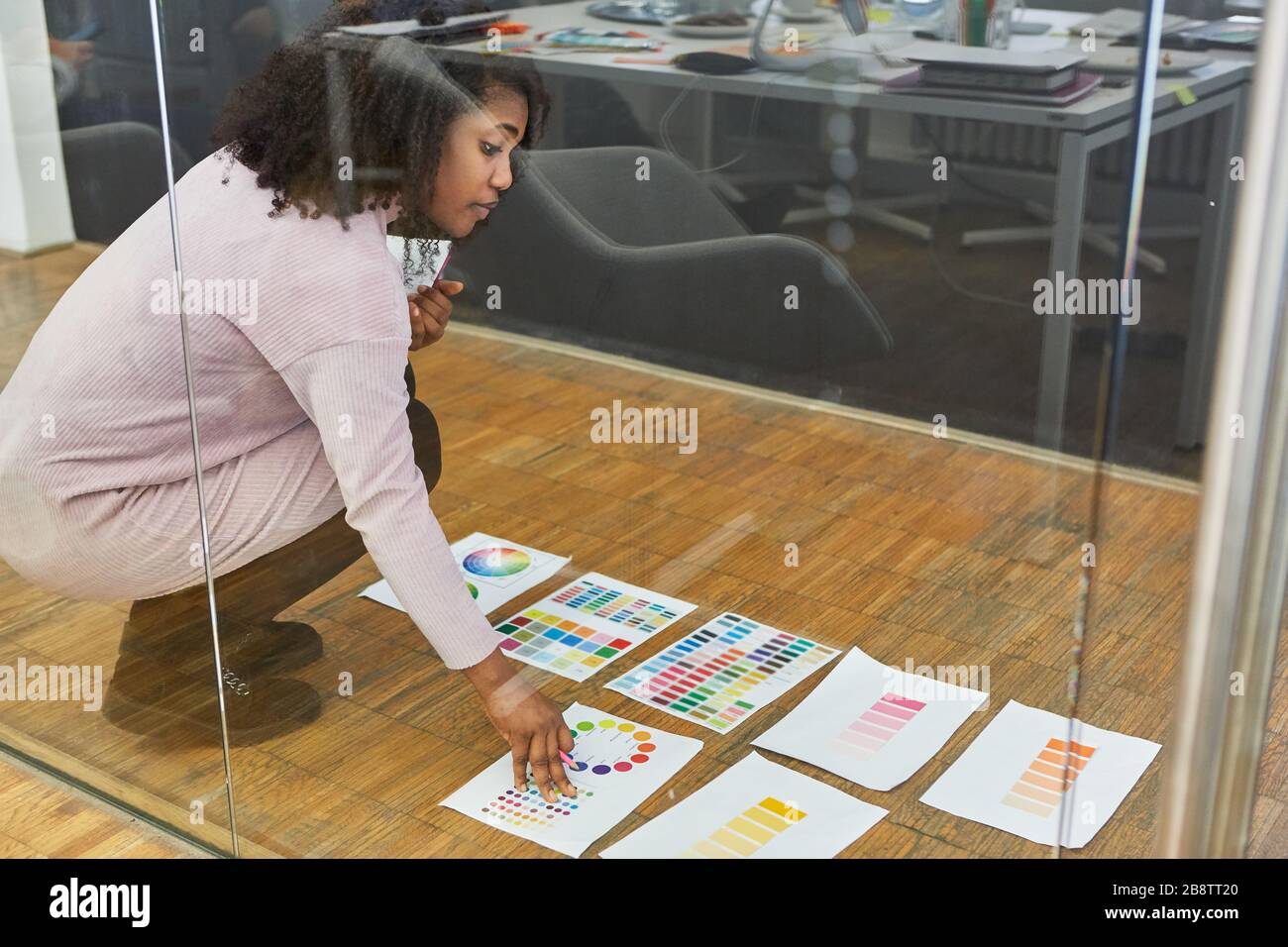 Femme en tant que graphiste dans la sélection de couleurs avec prépresse dans l'agence de conception Banque D'Images