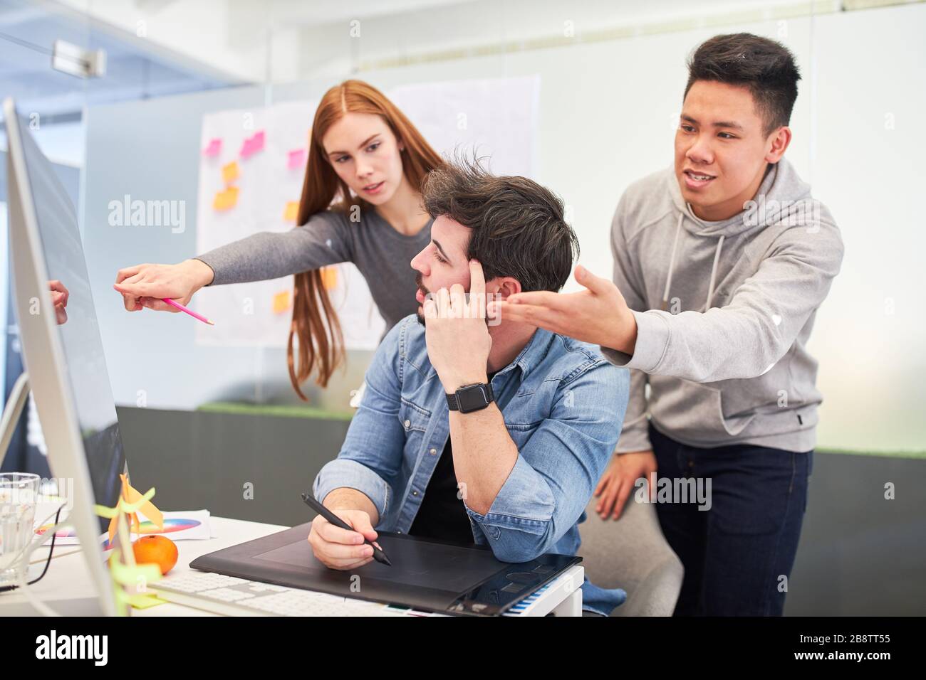 Les collègues d'affaires avertissent les concepteurs graphiques d'un virus informatique sur leur PC Banque D'Images