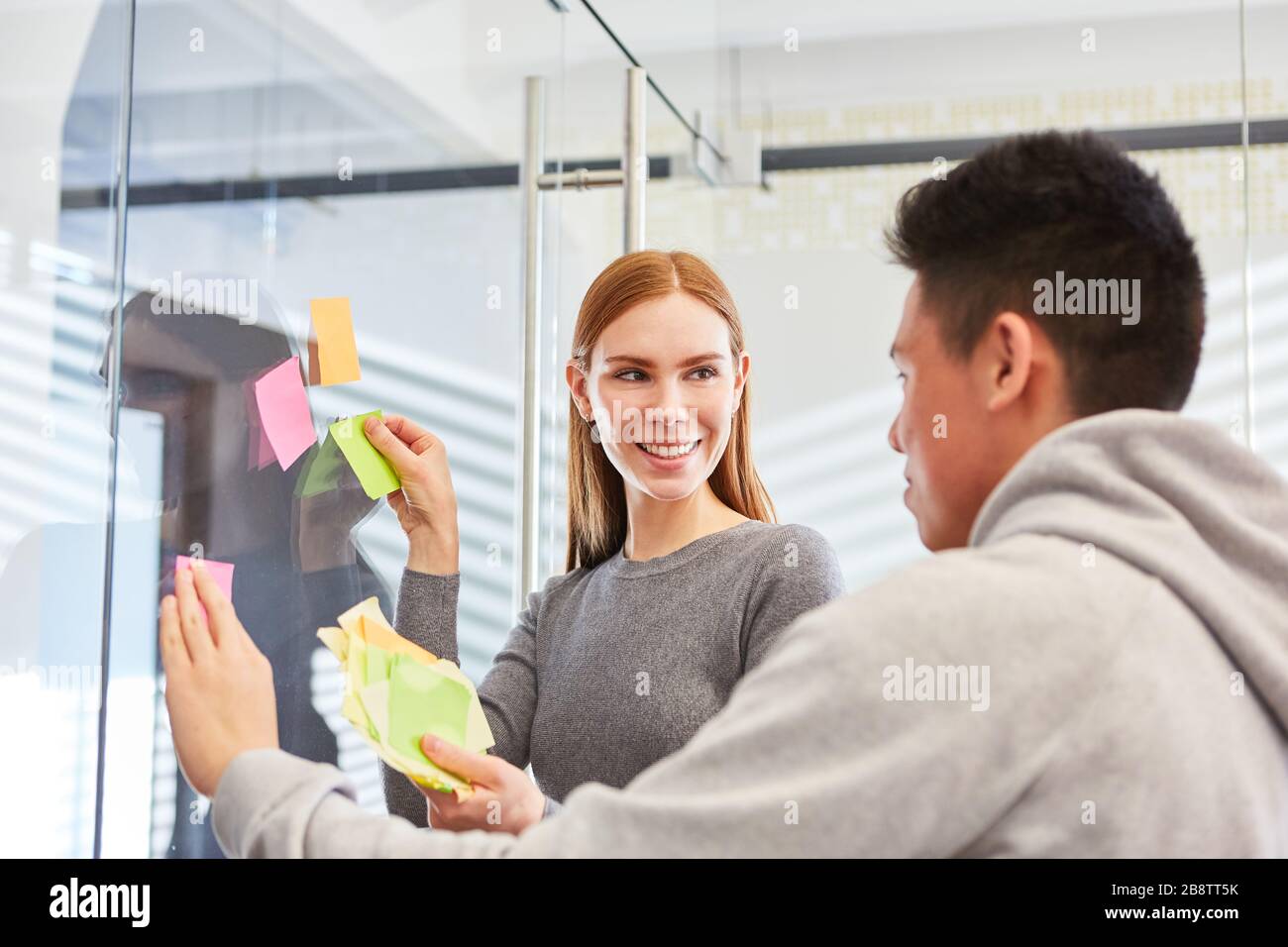 Les gens d'affaires comme équipe créative brainstorming avec des notes collantes dans l'agence Internet Banque D'Images