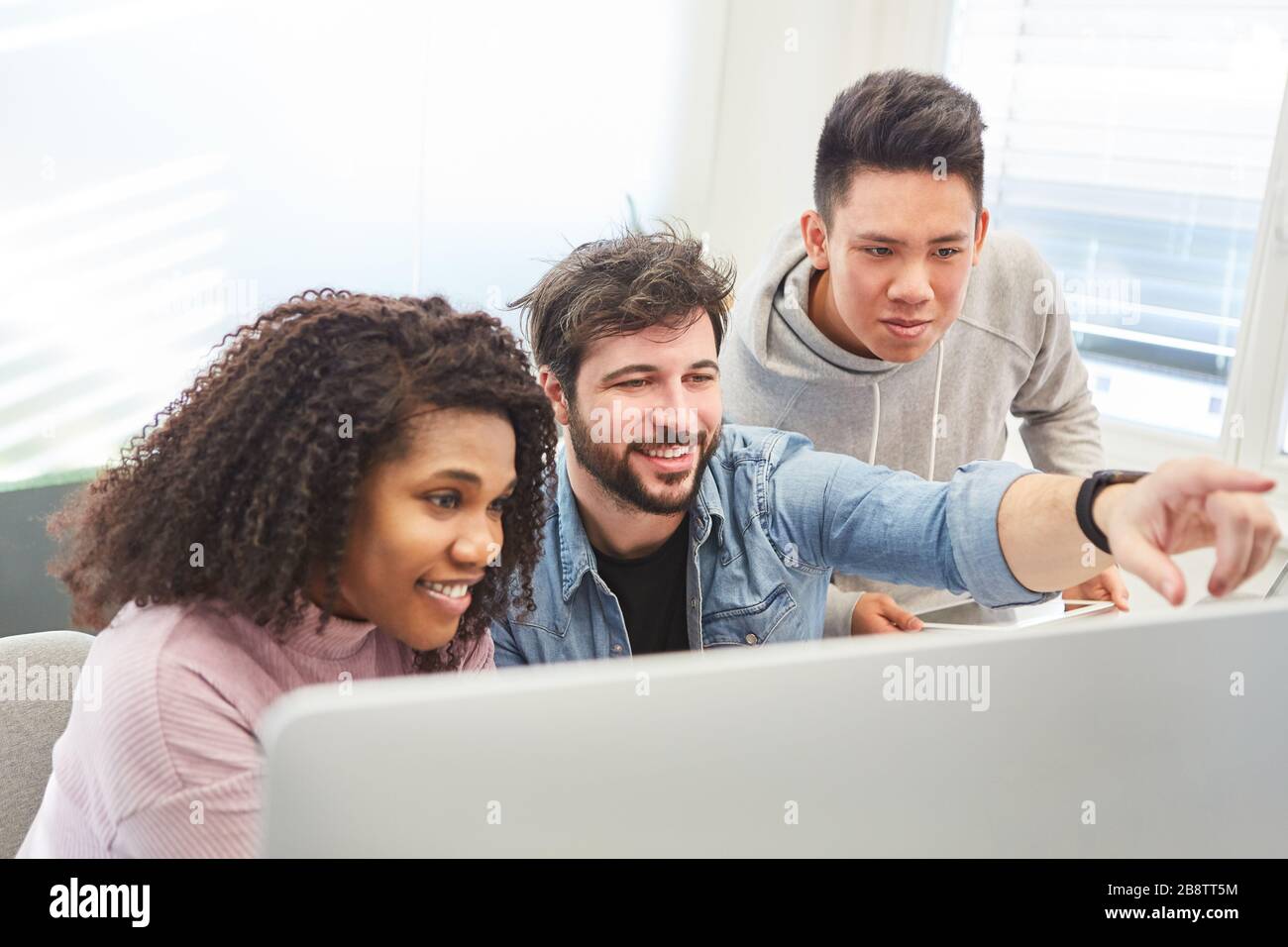 Web designer en tant qu'équipe de démarrage travaille ensemble sur un PC sur un projet de conception Banque D'Images