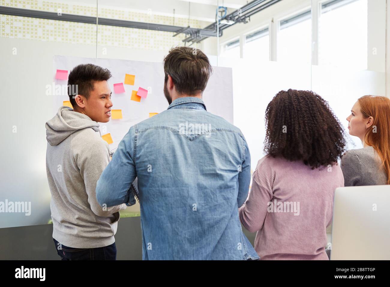 Les gens d'affaires ou les étudiants dans un séminaire de brainstorming ou un atelier créatif Banque D'Images
