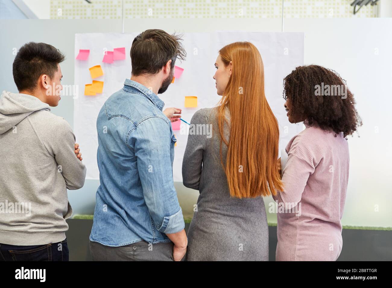 Équipe créative à l'atelier de brainstorming au bureau d'une agence de design et d'Internet Banque D'Images