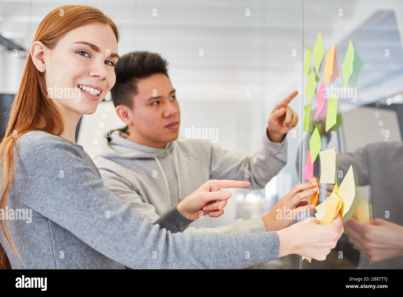 Équipe créative dans l'atelier de brainstorming avec des notes adhésives dans une agence Internet Banque D'Images