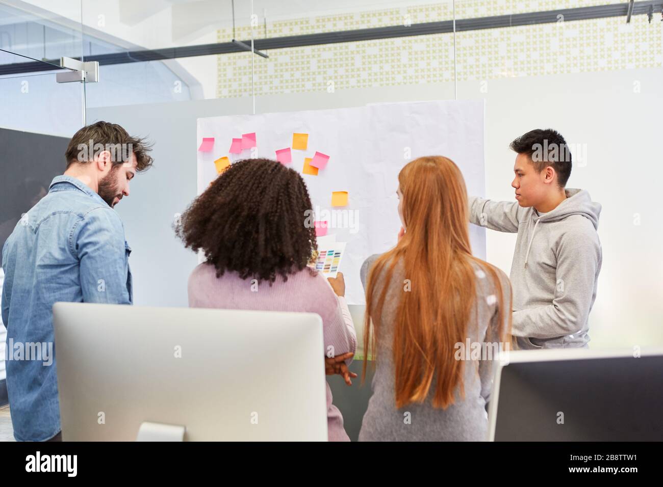 Équipe de démarrage d'entreprise dans un séminaire ou un brainstorming créatif Banque D'Images